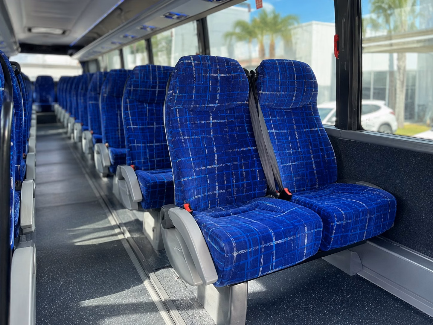 shuttle guests between nashville hotels and your wedding venue without the headache
